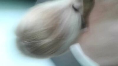 Русская блондинка хочет, чтобы черный член кончил ей на лицо