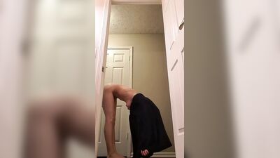 Подтянутая девушка делает стойку на руках и показывает ее большие сиськи