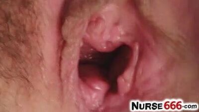 Худенькая крошка Amanda Vamp играет с гинекологическим зеркалом с акушером-гинекологом