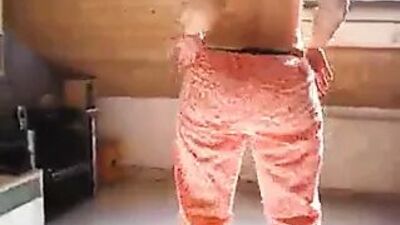 Белая девушка с большой шикарной задницей, офигенная задница, большие бедра, худенькая талия, толстая милфа раздевается