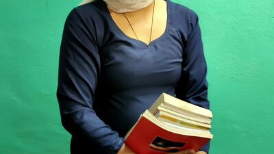 Учительница со своей ученицей - трахает киску дома