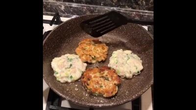 Куриные котлеты по-французски (ингредиенты указаны в описании видео)