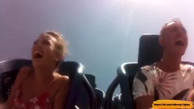 Сиськи вывалились на Американских горках