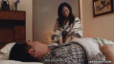 Emiko трахается с игрушкой, и она кончает так сильно