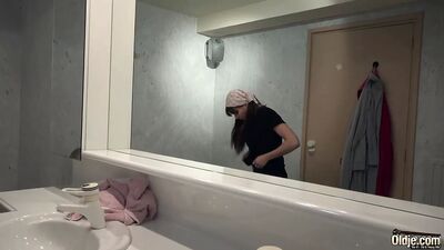 Старую молодую уборщицу трахает сморщенный дедушка