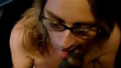 Женственная шлюшка-шлюшка обожает сосать мой черный член и трахаться