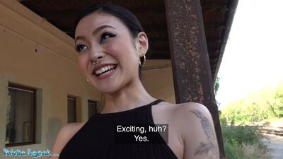 Публичный агент, японская красотка Rae Lil Black трахается за деньги