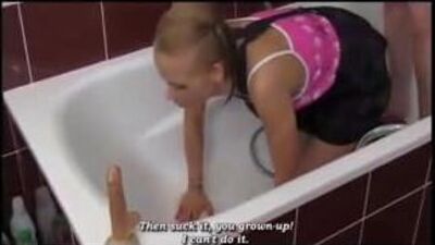 Зрелая женщина учит девушку, как быть взрослой