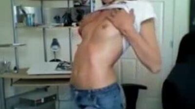 Моя подруга возбудилась и пошла к своей веб-камере, чтобы поиграть с собой перед незнакомцем