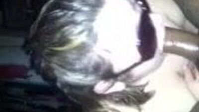 Пожилая жена-телочка с телом-тиголе снова глубоко заглатывает