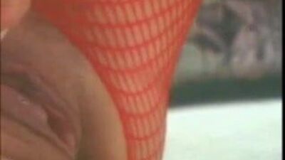 Пожилая дама в красном чулке для тела и большой киске oO