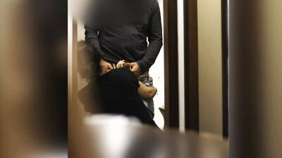 Мой муж в ванне, а я сосу его другу.