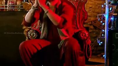 Купание обнаженной самой горячей актрисы из Болливуда