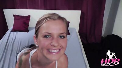 Сексуальная девушка изменяет парню и трахается ради кримпая