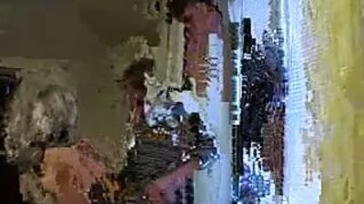 Сын помогает не своей мачехе вешать шторы