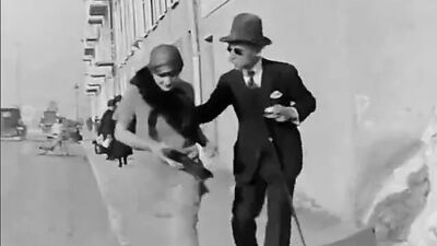 Старик трахает горячих девушек в городе, 1920-е (винтаж 1920-х)