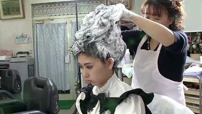 Стоячая шампунем - японская девушка