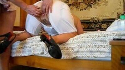 Трахающаяся задница Пушуны и белые порванные панталоны