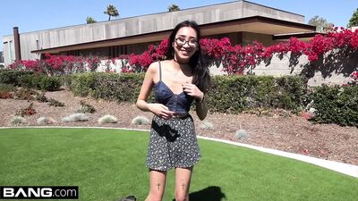 Ботанистая юная азиатка Eva Yi светит ее сиськами на публике