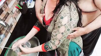 Индийский пасынок пьет молоко мачехи с большими сиськами, чем трахает ее в большую задницу чистым хинди аудио