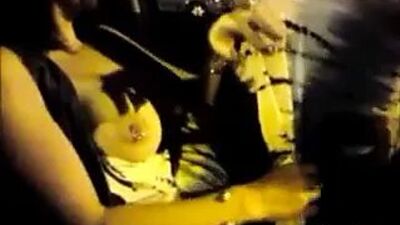 Шлюшку в ночном клубе трахнули в капоте машины