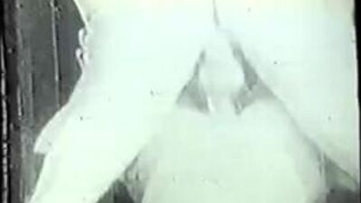 Винтажный клип южной красавицы с большими сиськами сосет большой член мужа на диване