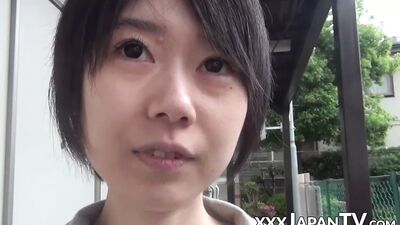 Молодая японка показывает жопу и щель