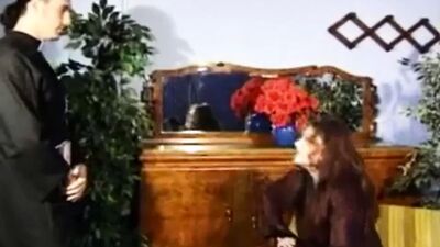 Волосатая итальянка соблазняет священника трахнуть ее задницу