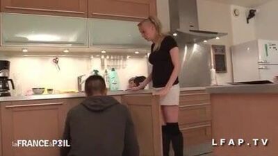 Милфу-пуму разводят сына в розовом и в розовом цветах