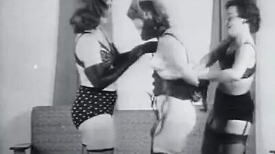 Фетиш скачет на девушке-пони-девушке (винтаж 1950-х)