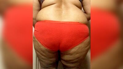 Сводная сестра показывает ее огромные груди в лифчике