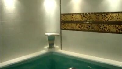 Pyanaya_semejjka_monstrov_v_saune