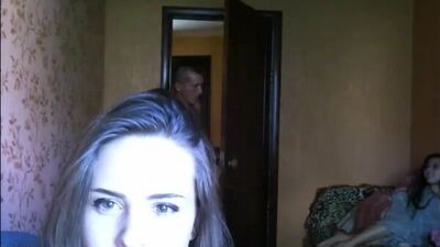 Папа пришел и чуть не спалил двух шалав перед вэбкамерой