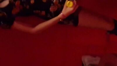 Потеха подруг в женском туалете