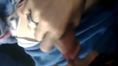 Горячая турчанка набросилась на член друга прямо в авто