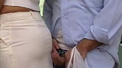 В автобусе членом трется