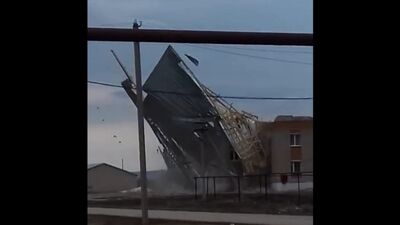 Порывами ветра сорвало крышу дома культуры в селе Боровка Самарской области, 22.04.2018.
