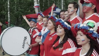 Российские болельщики ответили болельщикам сборной Исландии, спев исландскую песню "Á Sprengisandi"!