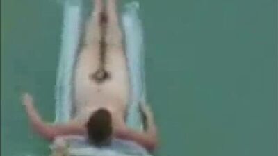 Секс на матрасе в море? Данунахуй)))