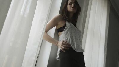 Школьница раздевается