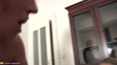 Русский мужик работает жигало на вечеринки зрелых [Русское семейное порно, инцес