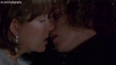 Сиськи Тони Коллетт (Toni Collette) в фильме "Бархатная золотая жила" (Velvet Goldmine, 1998, Тодд Хейнс)