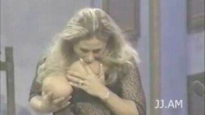 Ким Чемберс показала сиськи на ток-шоу