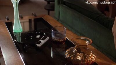 Лесбиянки Лаура Хэрринг (Laura Harring) и Наоми Уоттс (Naomi Watts) топлес в фильме Малхолланд Драйв (Mulholland Dr., Mulholland Drive, 2001, Дэвид Линч)