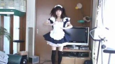 Танцует под песню из аниме Bakemonogatari :)