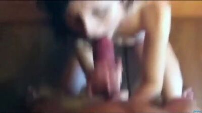 Кончает в ротик