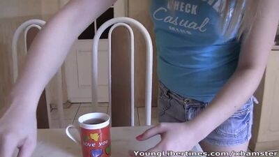 Пригласила на чай в итоге соснула член, поелозила киской и получила рот спермы Порно HD 720, Teen, Cum, Blowjob, Cum in mounth, Домашнее порно