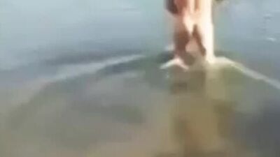 Поймал мужик на член Рыбу))) рыбалка без чер.MP4