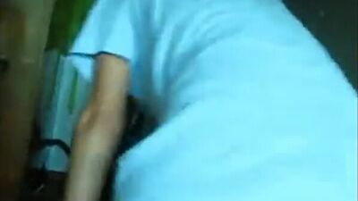 Жена спустила трусы и дала