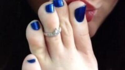 FOOT FETISH LUX | ФУТ ФЕТИШ - облизывает пальчики с синий педикюр!